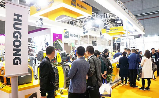 第二届进博会亚美AM8AG意大利CEA展位数字化焊机很受接待